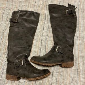 EUC Madden Girl stressed faux leather grey with back zipper and details. Size 9